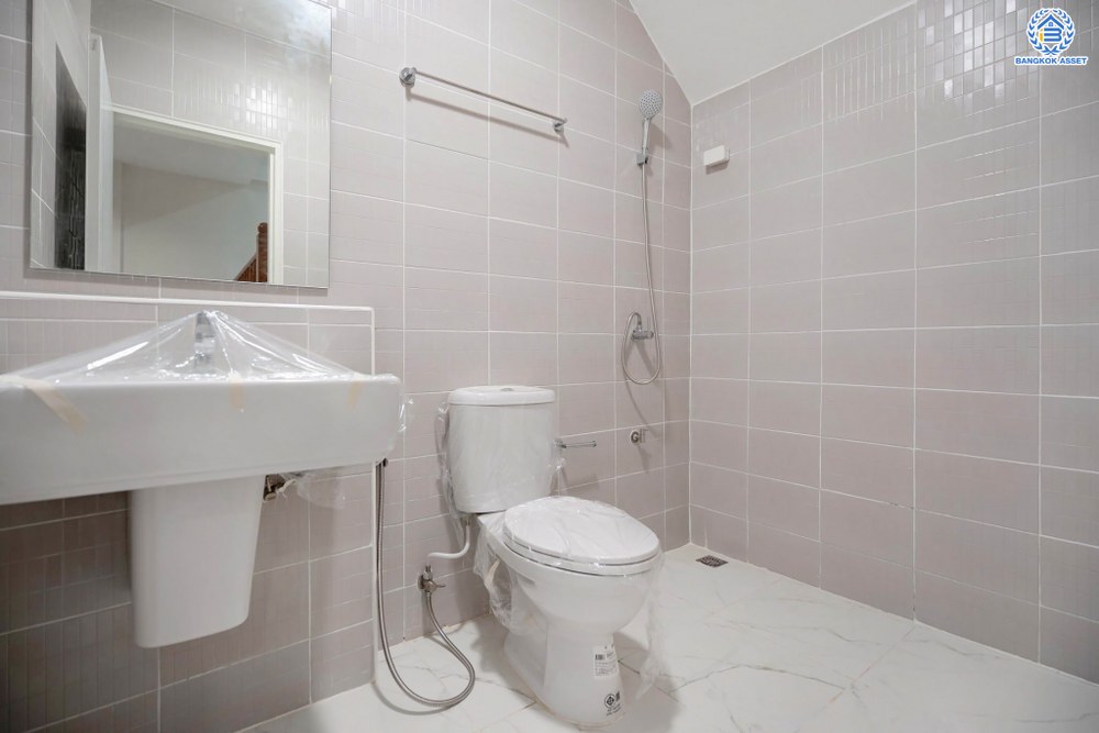 บ้านมือสองตกแต่งใหม่ โครงการ ไชน่าทาวน์ รามอินทรา8 เนื้อที่ 22 ตร.ว. ฟังก์ชัน 3 ห้องนอน 3 ห้องน้ำ 1 ที่จอดรถ บนทำเลศักยภาพ เชื่อมต่อถนนรามอินทรา ถนนลาดปลาเค้า ถนนเกษตรนวมินทร์ ใกล้รถไฟฟ้าสายสีเชียว "สถานีเสนานิคม" และทางด่วน "ฉลองรัช"